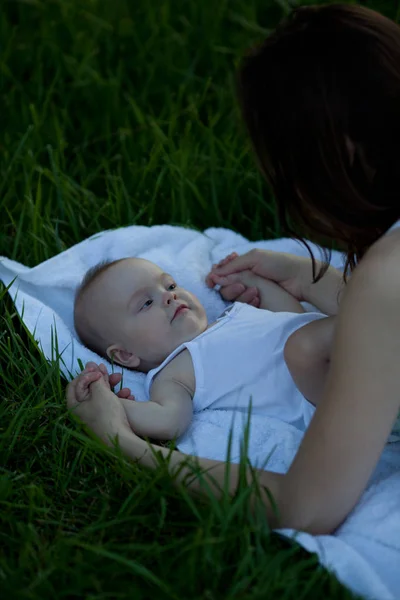 Gelukkige Vrouw Met Schattige Baby Liggend Het Gras Mooie Gelukkige Stockfoto