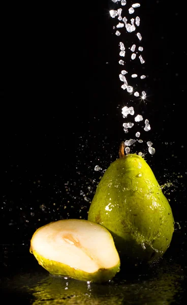 Pear Onder Waterstralen Vonken Stockafbeelding