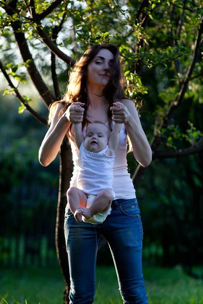Imagen Hermosa Madre Bebé Divirtiéndose Parque — Foto de Stock