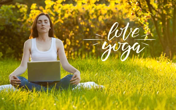 Vrouw Mediteren Lotus Houding Het Prachtige Park Love Yoga Concept — Stockfoto