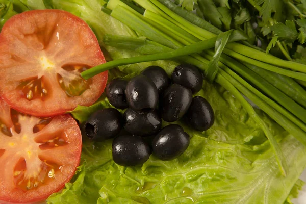 Picture Cut Tomato Olives Lettuce — Stock Photo, Image