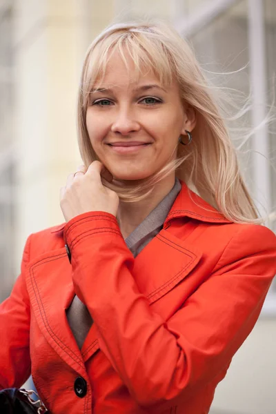 Bild Vacker Blond Ung Kvinna Röd Jacka Leende Utomhus — Stockfoto