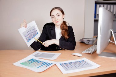 Ofisinde Finansal raporu ile meşgul güzel iş kadını