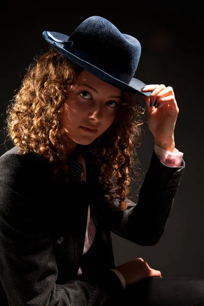 Beautiful Curly Haired Woman Fedora Looking Camera — Stok fotoğraf