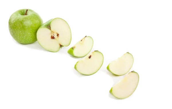 Saftiga Gröna Hackade Äpplen Den Vita Bakgrunden — Stockfoto