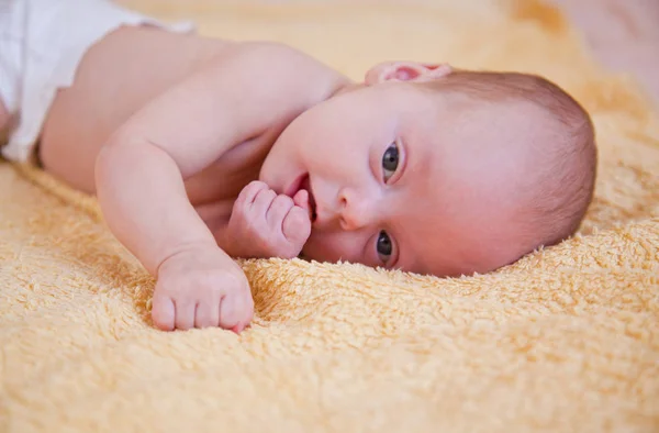 婴儿对黄色毛巾的好奇心的关闭 — 图库照片