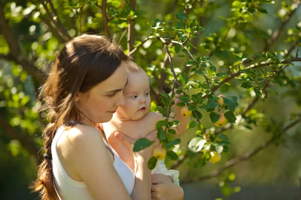 Feliz Joven Madre Con Adorable Bebé Jardín Manzanas Verano Hermoso — Foto de Stock