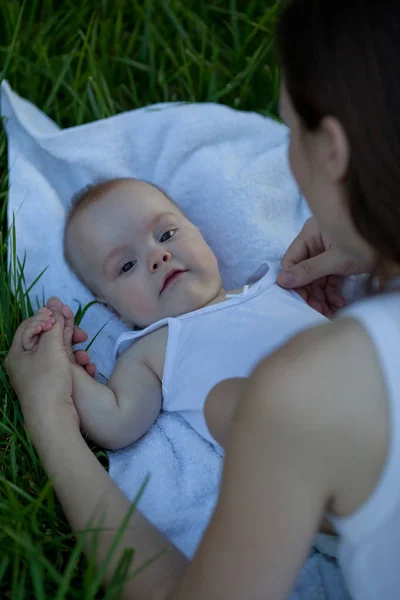 Жінка Чарівною Дитиною Лежить Траві Щаслива Красива Сім — стокове фото