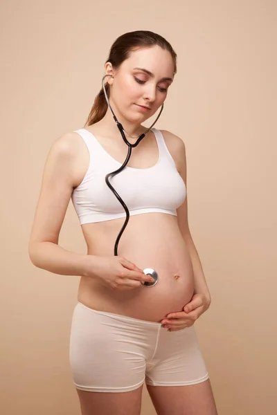 Mulher Grávida Roupa Interior Branca Examinando Com Estetoscópio — Fotografia de Stock