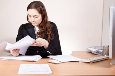 Ofiste finansal raporlar ile güzel iş kadını