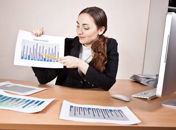 Manager Mit Finanzberichten Tisch Büro — Stockfoto