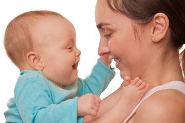 Mutlu anne ve sarılma onun bebek beyaz izole Closeup