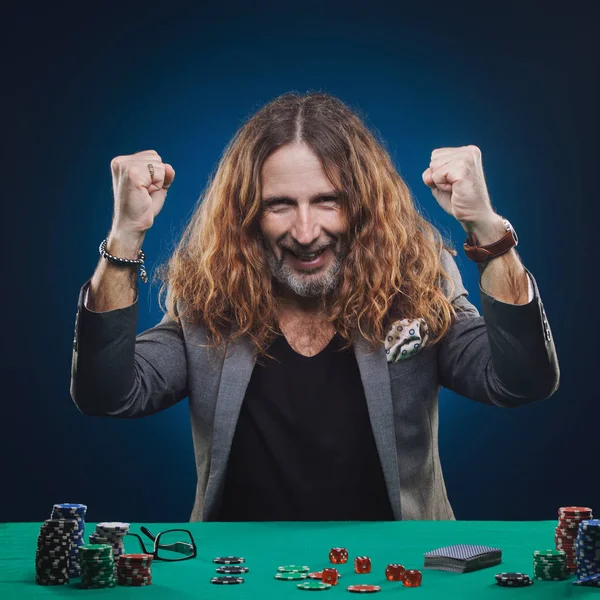 Langharige Knappe Man Spelen Van Poker Een Casino Studio Concept — Stockfoto