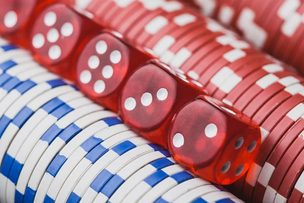 Pokermarker Och Dice Casino Koncept — Stockfoto