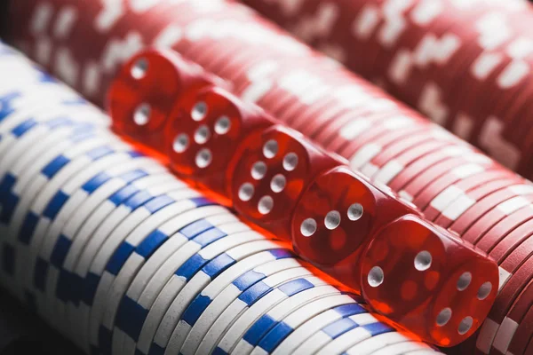 Pokermarker Och Dice Casino Koncept — Stockfoto