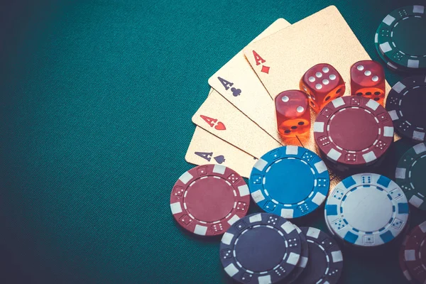 Speelkaarten Chips Dobbelstenen Een Groene Tafel Casino Concept — Stockfoto