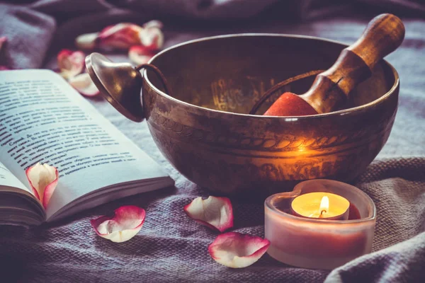 Tibetanska Sjungande Skål Med Boken Candel Och Rosenblad — Stockfoto