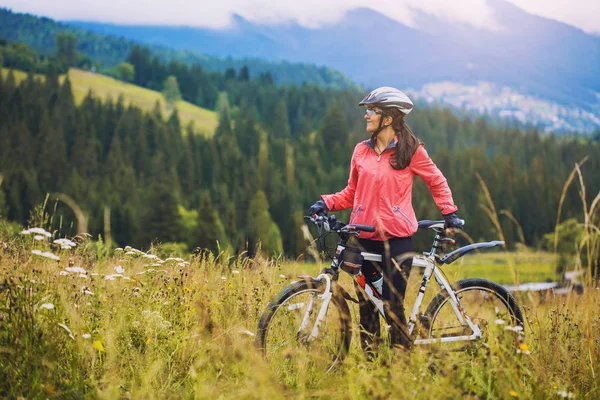 Mutlu Genç Kadın Yüksek Yaylada Dağ Bisiklet Sürme — Stok fotoğraf