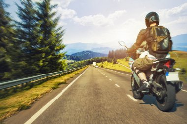 Motosikletçi dağ yolu boyunca atılıyor. Spor Bisiklet