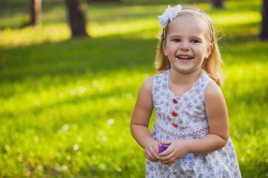 güneşli yaz parkta oynayan sevimli, mutlu kız