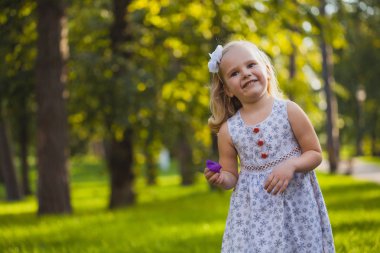 güneşli yaz parkta oynayan sevimli, mutlu kız