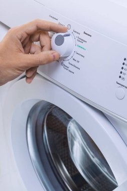 Seçme döngüsü Program üzerinde çamaşır makinesi adamın el