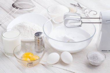 bir protein bir beyaz tahta masada krem hazırlanması. Taze pasta bisküvi