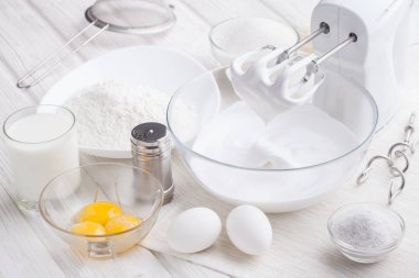 bir protein bir beyaz tahta masada krem hazırlanması. Taze pasta bisküvi