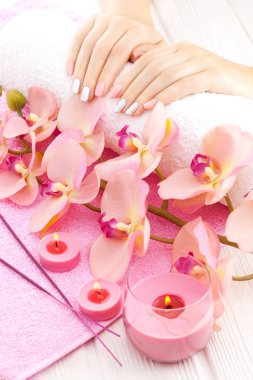 dekor, orkide, havlu ve Beyaz ahşap masa mum ile güzel pembe manikür. Spa