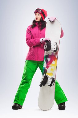 snowboard Studio izole arka plan üzerinde güzel bir kadınla.