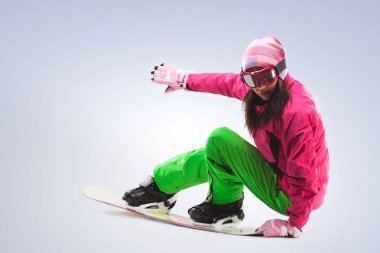 snowboard Studio izole arka plan üzerinde güzel bir kadınla.