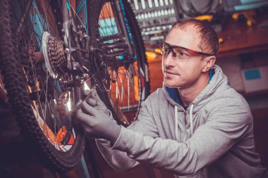yakışıklı Bisiklet mekanik atölye profesyonel onun işi.