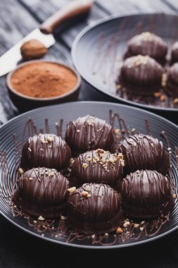 siyah ahşap bir masa üzerinde ceviz ile lezzetli taze mini çikolatalı kek