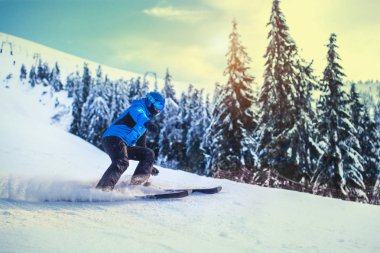 Adam kayakçı güzel dağ görünümünde bir yamaç.
