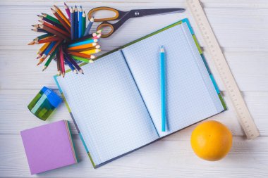 Beyaz ahşap zemin üzerinde ileti örneği. ofis işleri