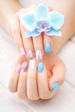 güzel renkli manikür dekor, orkide, havlu ve Beyaz ahşap masa mum. Spa