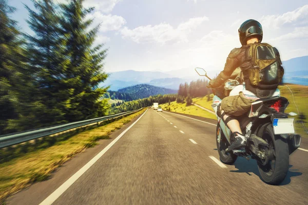 Motocyklista Rusza Wzdłuż Autostrady Malownicze Góry Rower Sport — Zdjęcie stockowe