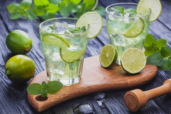 Zwei Gläser Erfrischend Kalter Mojito Mit Eis Auf Einem Schwarzen — Stockfoto