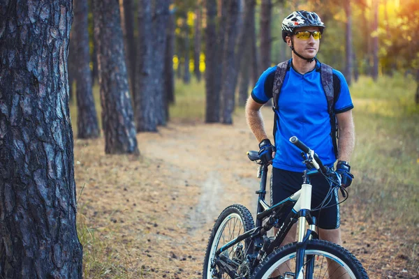 Szczęśliwy Człowiek Rowerzysta Jeździ Lesie Rowerze Górskim Ryzykowne Przedsięwzięcie Podróżować — Zdjęcie stockowe