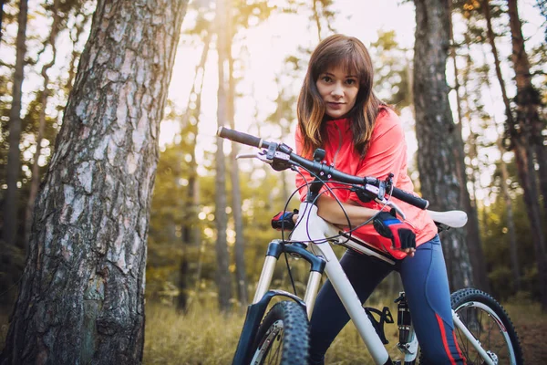 Niedliche Radfahrerin Fährt Mountainbike Auf Kiefernwaldweg — Stockfoto