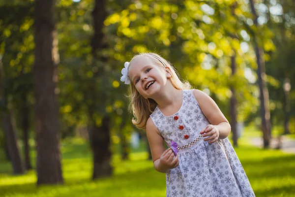 Niedliches Glückliches Mädchen Beim Spielen Sonnigen Sommerpark — Stockfoto