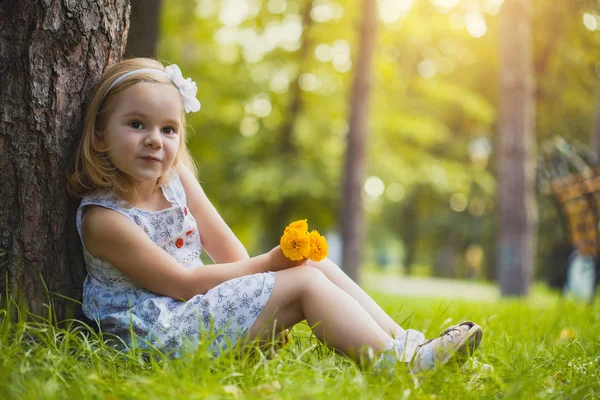 かわいい 幸せな少女の日当たりの良い夏のパークで遊んで — ストック写真