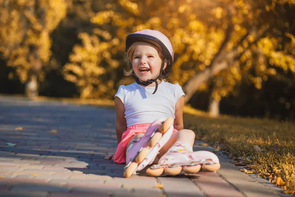 Glimlachend Meisje Rolschaatsen Zomer Park — Stockfoto