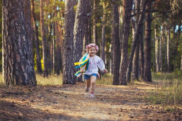 Uma Menina Uma Grinalda Com Fitas Está Correndo Feliz Através — Fotografia de Stock