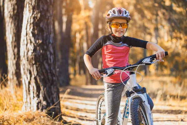 Miúdo Numa Bicicleta Floresta Ensolarada Menina Feliz Andar Bicicleta Livre — Fotografia de Stock