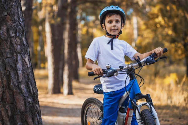 숲에서 자전거를 헬멧에 사이클링 — 스톡 사진