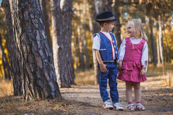 Niños Graciosos Están Jugando Parque Niño Una Niña Niñez Despreocupada — Foto de Stock