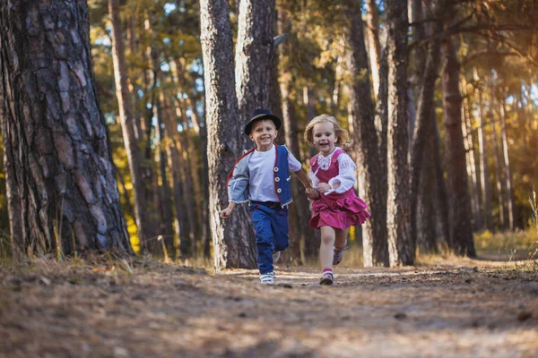 Grappige Kinderen Spelen Het Park Een Jongen Een Meisje Zorgeloze — Stockfoto