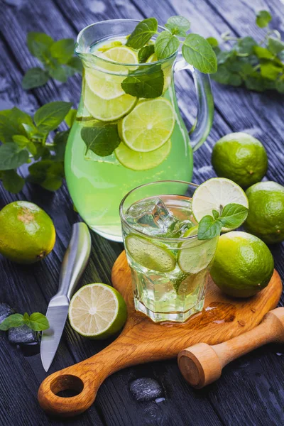 Kalter Erfrischender Sommer Limonadenmojito Glas Auf Schwarzem Holzhintergrund — Stockfoto