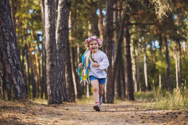Malá Holčička Věnec Stuhami Šťastně Běží Lesem Létě Ukrajinská Národní — Stock fotografie